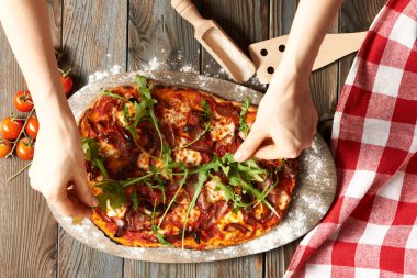 Ev yapımı pizza tablo üzerinde