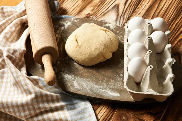 반죽과 재료 테이블에 — 스톡 사진