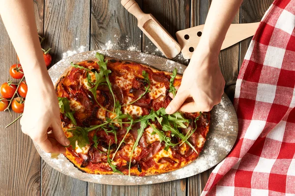 Ev yapımı pizza tablo üzerinde