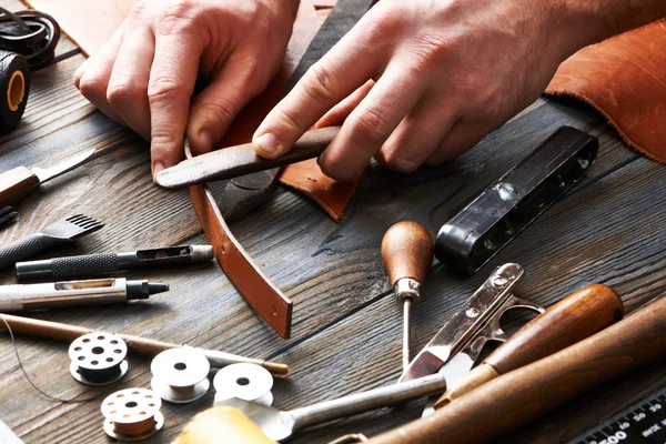 Deri ile çalışan adam