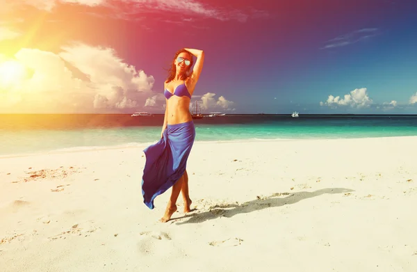 Kobieta w spódnicy na plaży — Zdjęcie stockowe