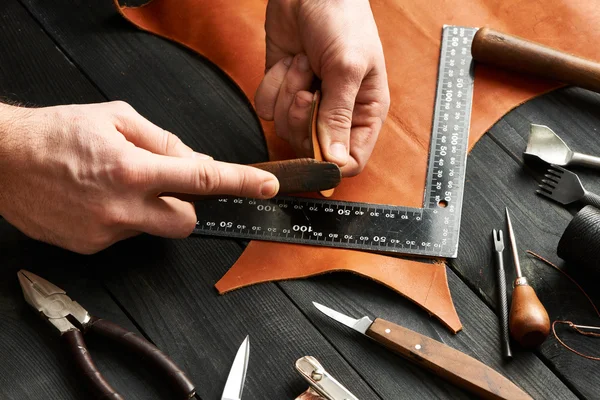 Hombre trabajando con cuero — Foto de Stock