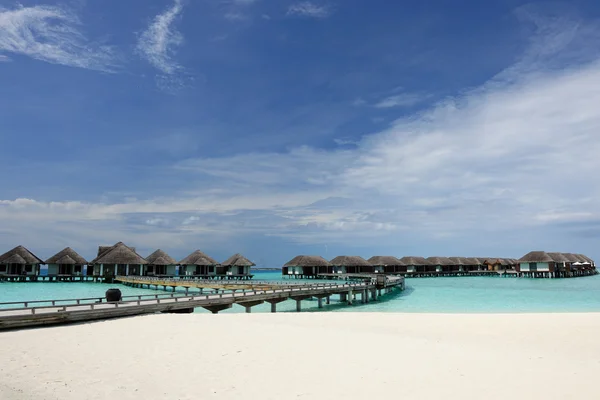 Strand mit Wasserbungalows — Stockfoto