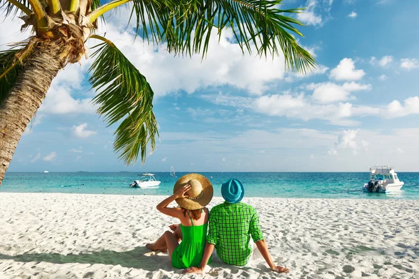 Pareja en la playa en Maldivas — Foto de Stock