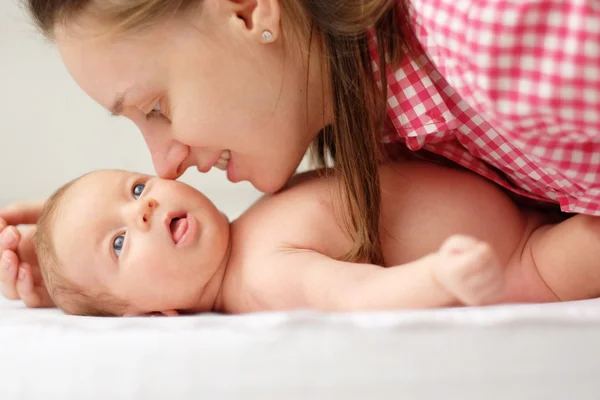 Bir ay önce yeni doğan bebek — Stok fotoğraf