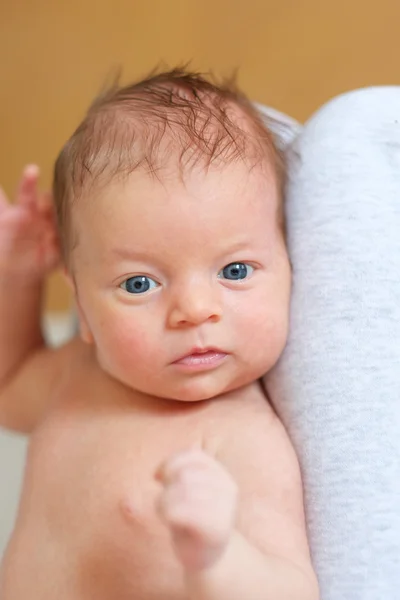 En månad gamla nyfött barn — Stockfoto