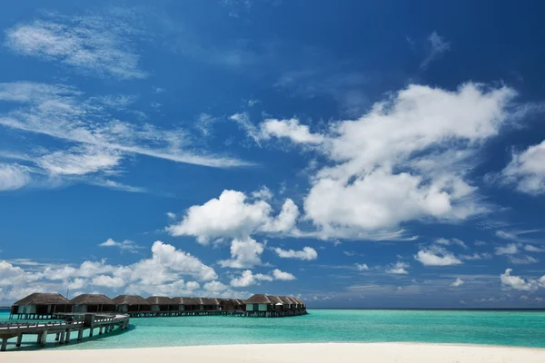 Schöner Strand mit Wasserbungalows — Stockfoto