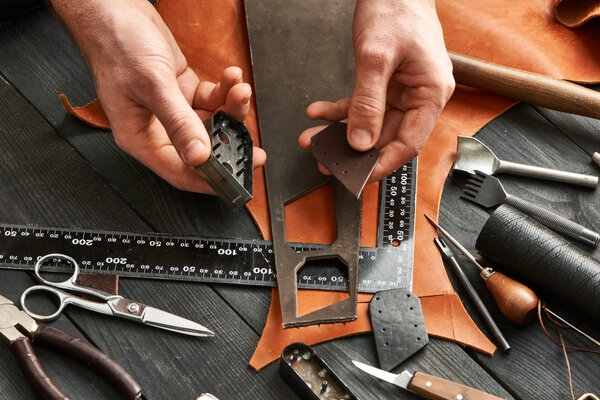 Человек работает с кожей
 