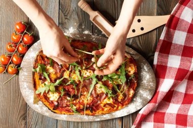 Ev yapımı pizza tablo üzerinde