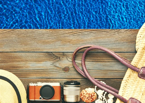 Artigos de praia na piscina — Fotografia de Stock