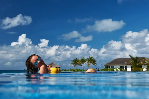 Mujer relajándose en la piscina — Foto de Stock