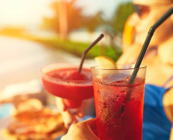 Paar rammelende bril met cocktails — Stockfoto