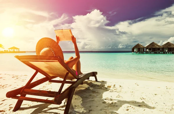 Frau liest am Strand ein Buch — Stockfoto