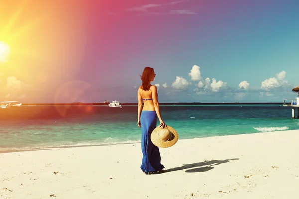 Woman at tropical beach — Stock Photo, Image