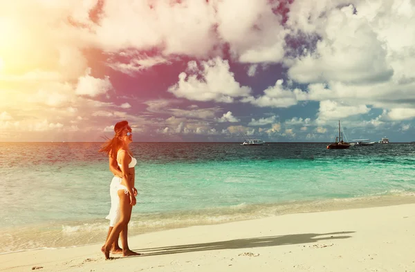 Pareja en una playa en Maldivas — Foto de Stock