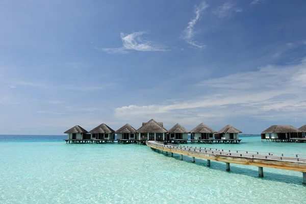 Praia bonita com bungalows de água — Fotografia de Stock