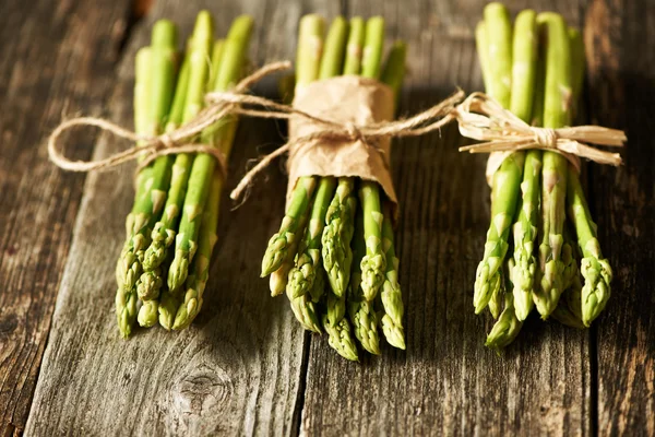 Bossen van verse asperges — Stockfoto