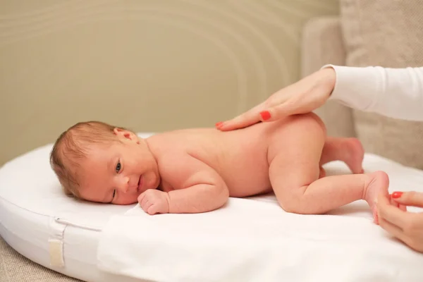 Pasgeboren baby massage — Stockfoto