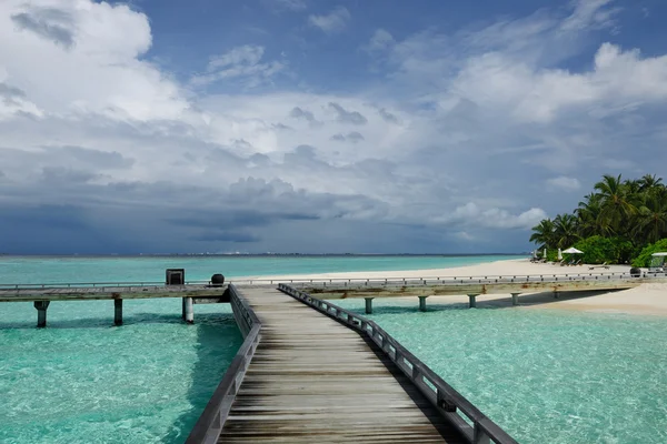 Bella spiaggia con pontile — Foto Stock