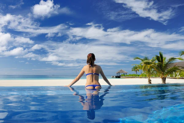 Jeune femme à la piscine — Photo