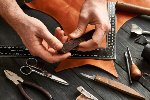 Человек работает с кожей
 