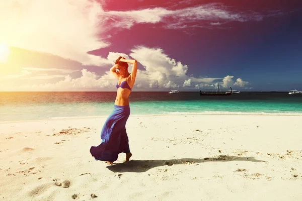 Mulher na praia tropical — Fotografia de Stock