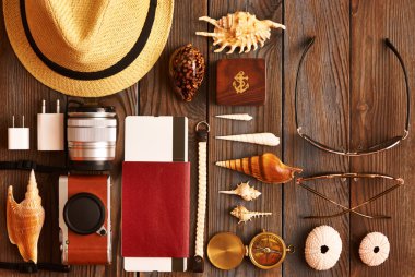 Seyahat öğeler ahşap yüzey üzerinde