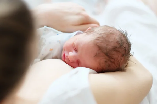 Один день новорожденного ребенка с матерью — стоковое фото