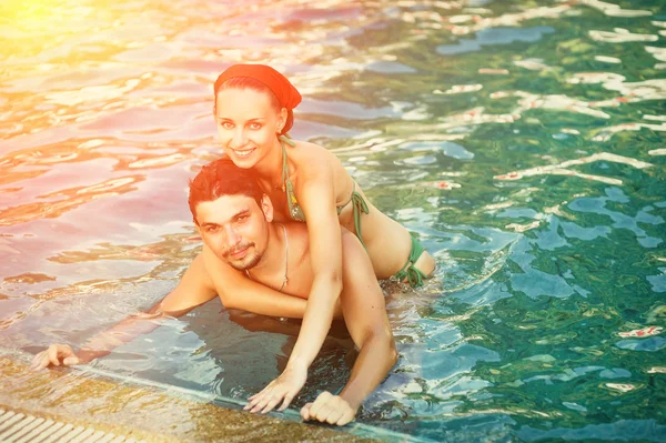 Casal na piscina tropical — Fotografia de Stock