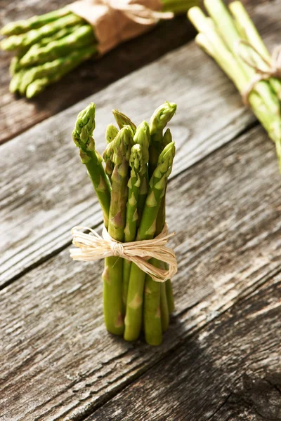 Bossen van helder groene asperges — Stockfoto