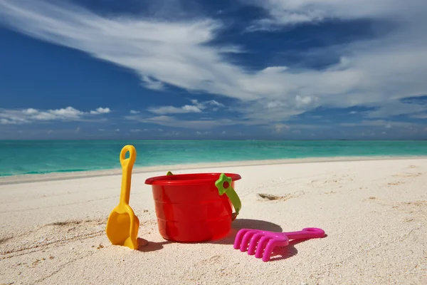 Strandspielzeug im Sand am Tag — Stockfoto