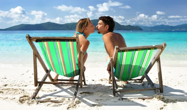 Couple sur la plage tropicale — Photo