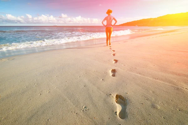 Donna a bella spiaggia . — Foto Stock