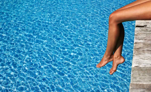 Vrouw ontspannen aan het zwembad — Stockfoto