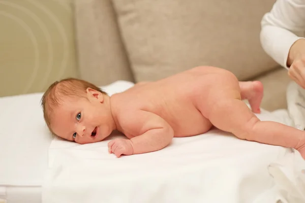 生まれたばかりの赤ちゃんマッサージ — ストック写真