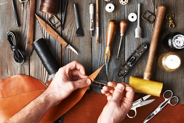 Hombre trabajando con cuero —  Fotos de Stock