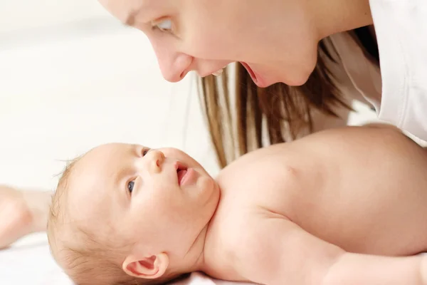 Nyfött barn med mamma — Stockfoto