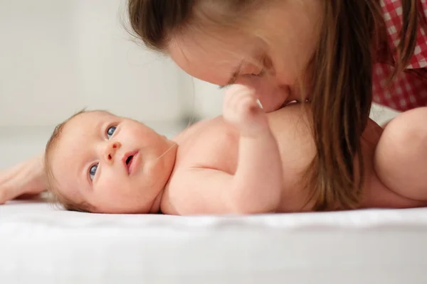 ทารกแรกเกิดกับแม่ — ภาพถ่ายสต็อก