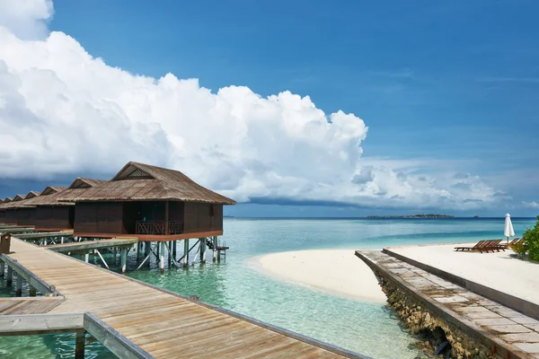 Vacker strand med vatten bungalows — Stockfoto