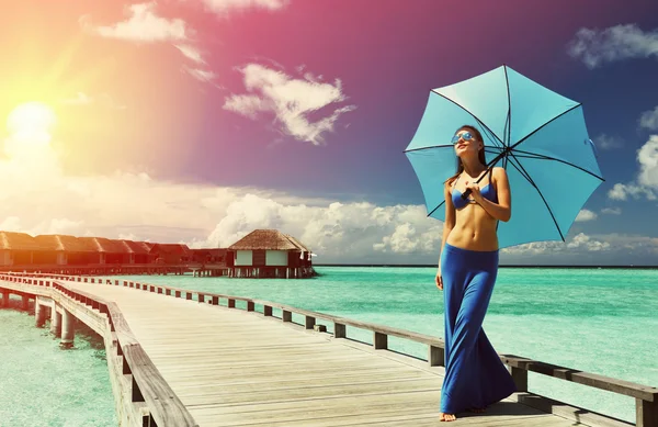 Mujer en un embarcadero de playa — Foto de Stock