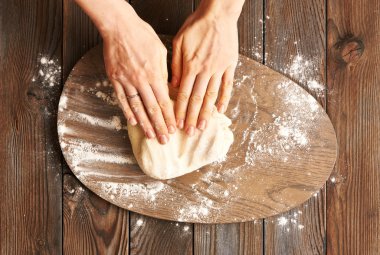 eller erkek hamur yoğurma