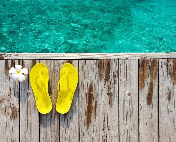 Slippers op strand steiger — Stockfoto