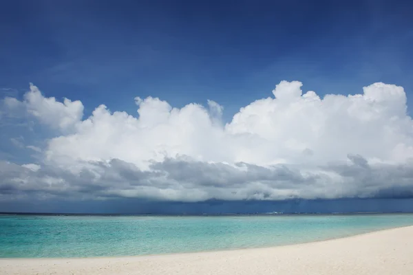 Praia bonita em Maldivas — Fotografia de Stock