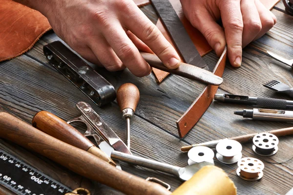 Mann arbeitet mit Leder — Stockfoto