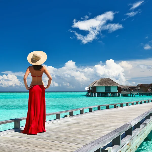 Mulher em um molhe de praia — Fotografia de Stock