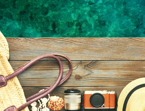 Artículos de playa en embarcadero — Foto de Stock