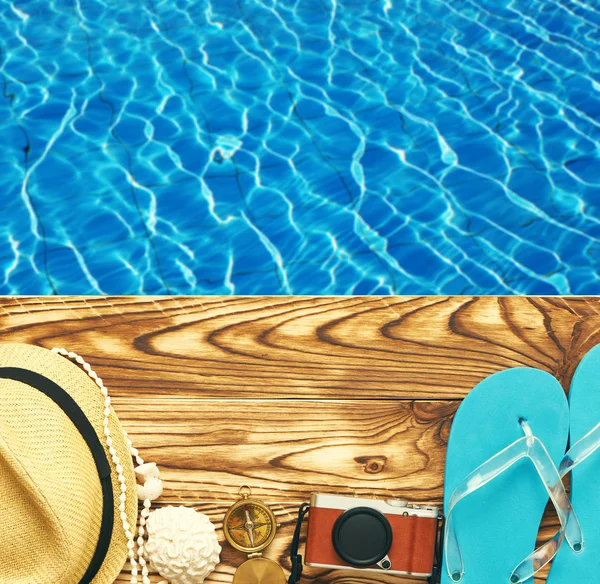 Artículos de playa en la piscina — Foto de Stock