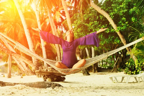 Woman in hammock on beach — Stock Photo, Image
