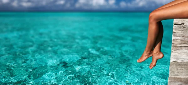 Frauenbeine am Strand — Stockfoto