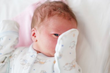 Bir gün eski yeni doğan bebek